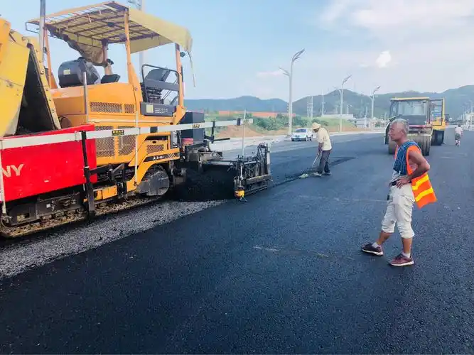 热烈庆祝泸康大道二期工程沥青路面顺利铺设完成