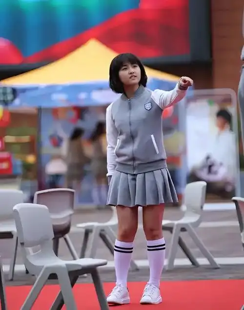 张子枫穿吊带后被公开羞辱:她的胸,到底碍了谁的眼?