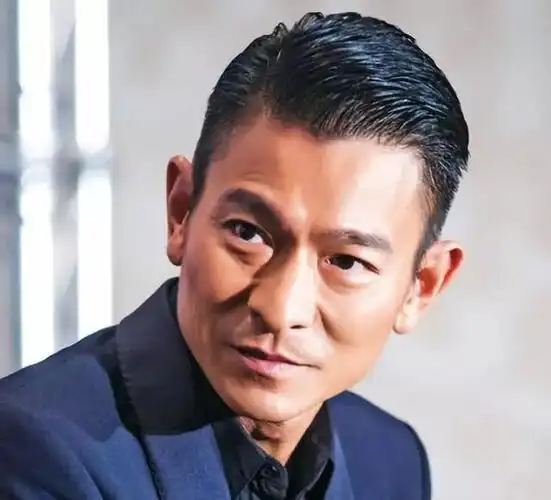 57岁刘德华因严重失声腰斩演唱会, 太太与女儿也在 .