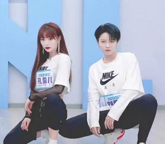 都说刘雨昕孔雪儿关系不和,看到两人拍毕业照互动,甜到"漏汁"_训练