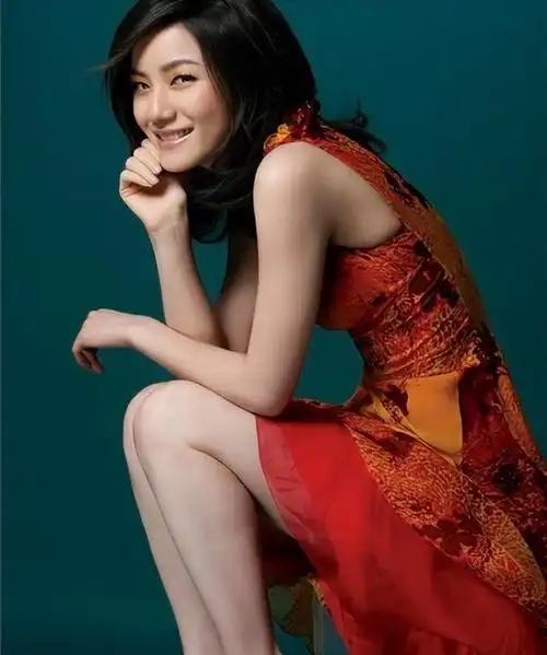 知名演员胡可:嫁小3岁沙溢,恩爱10年生两子,一家四口快乐美满