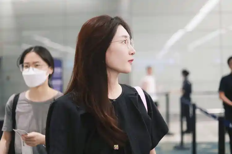 江疏影机场素颜路透,网友直呼:原来高度近视眼镜这么影响颜值!