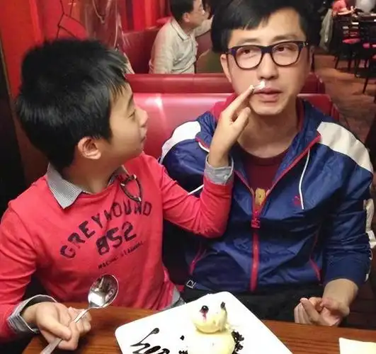 庾澄庆还伸手摸了摸哈利的头发,脸上满是父爱的喜悦.