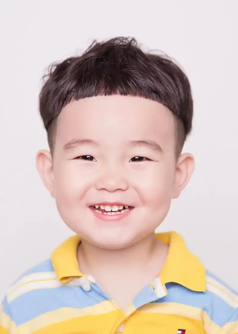 翻看我的小胖儿小时候的照片,真的太可爱了……现在翻看手机全是 - 抖