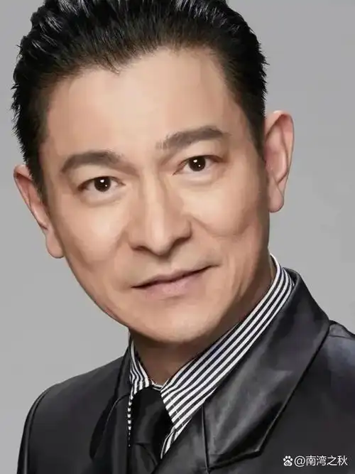 4月29日,有网友在北京机场偶遇了前来参加《猎金游戏》路演的刘德华