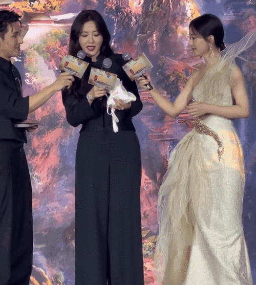 赵丽颖又土又矮算不算人间尤物看她和曾黎的合照你就有答案