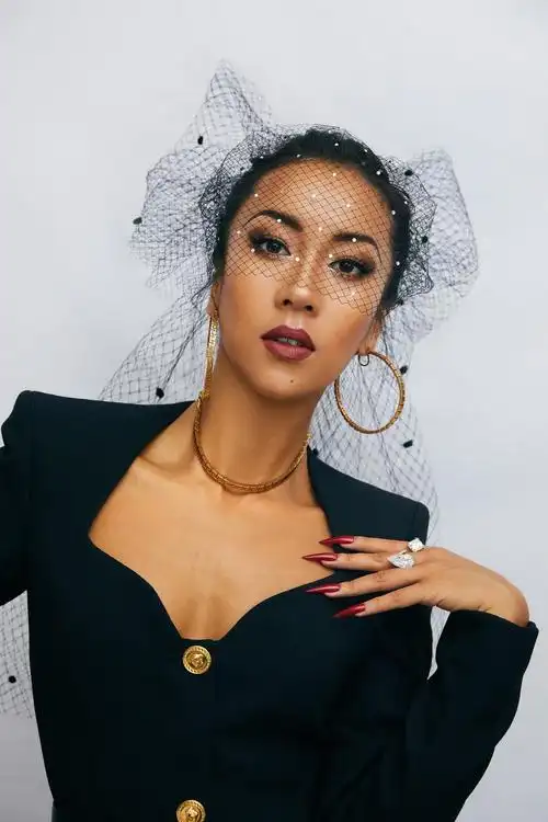 组图:吉克隽逸身穿黑金女爵装身材迷人 暗黑面纱增添神秘魅惑