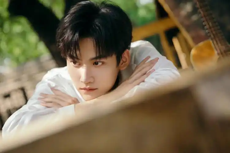 周柯宇拍照即大片的即视感