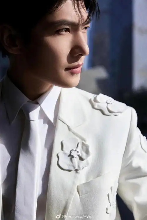 杨洋xloreal┊今日活动造型图集释出上身valentino立体印花白西装