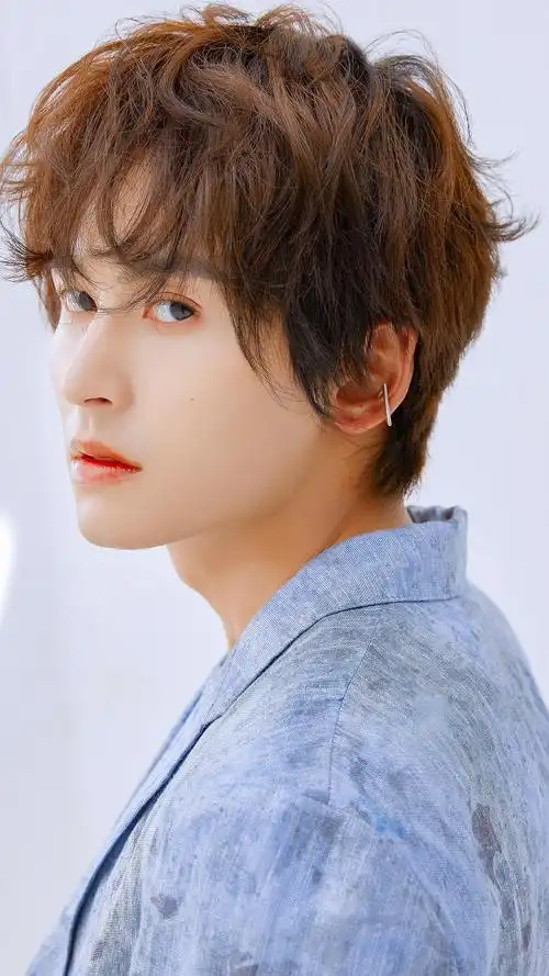 张哲瀚下班路透,无滤镜无美颜,你还认得出吗?