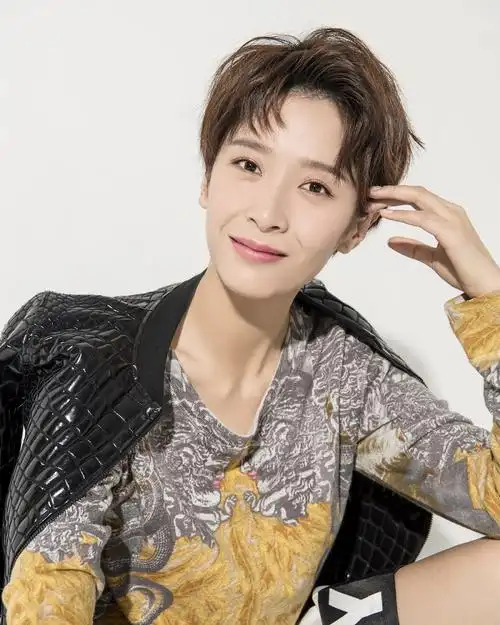 组图:朱璇新年写真公开 治愈系笑容温暖迷人