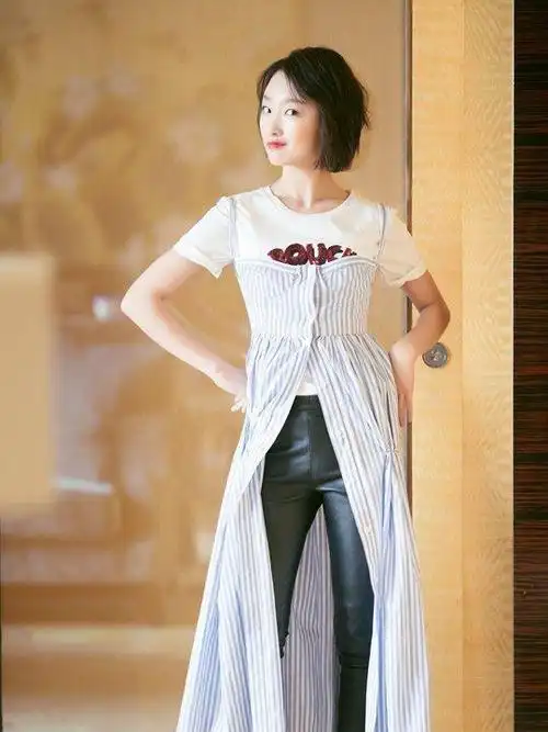 43岁刘敏涛美得真高级,直筒裙下穿长裤清爽又时髦,气质优雅大方