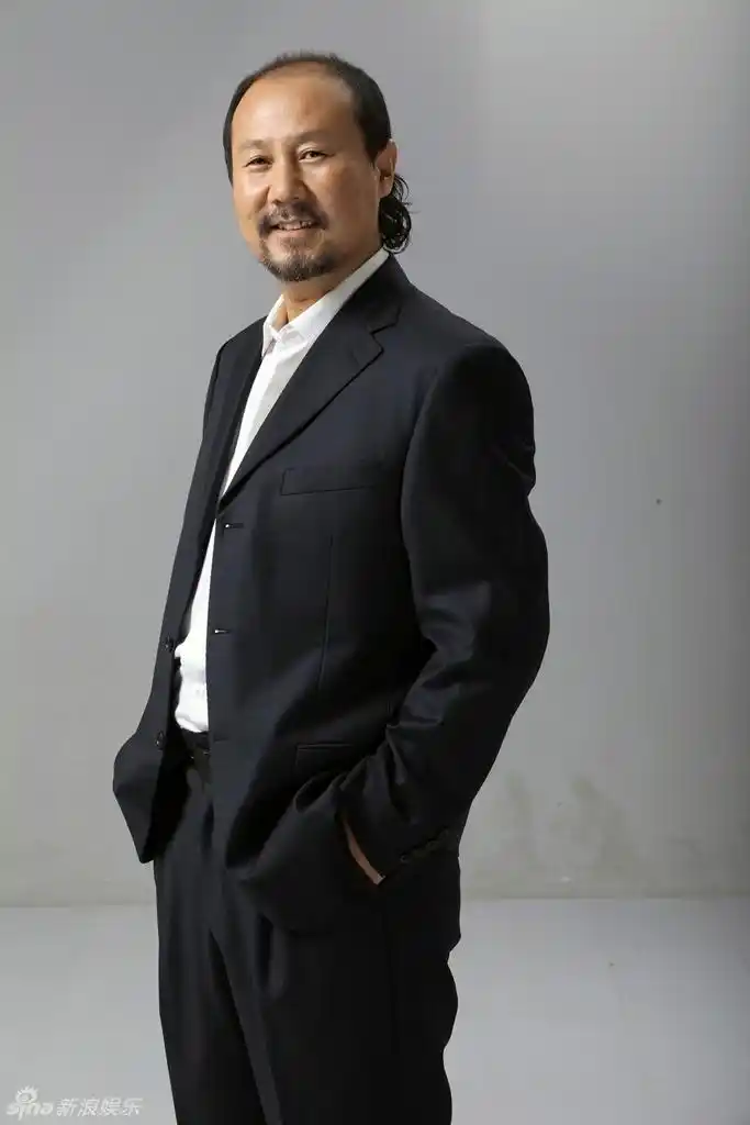 腾格尔换装写真不卖萌 展最炫民族大叔风