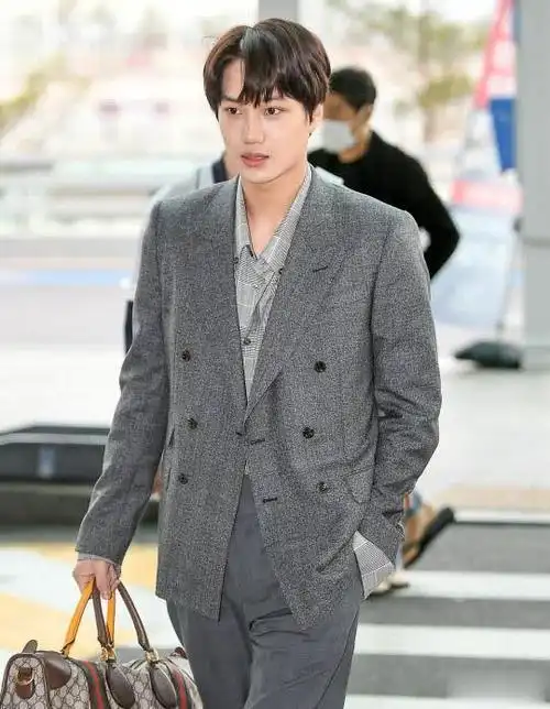 exo金钟仁现身机场如走t台低头浅笑迷人贵公子范尽显
