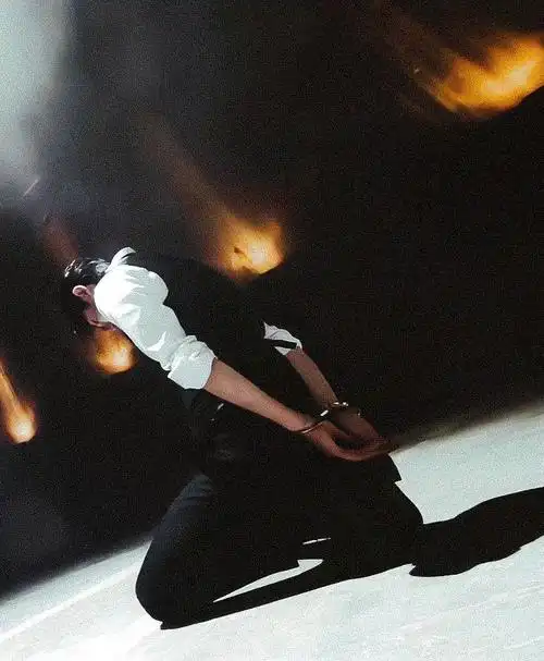 西装战损 下跪,可以封神了