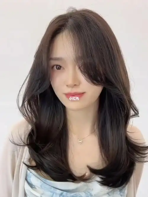 提升五官立体感,达到减龄的效果吹干就可以出门的一款发型,采用气垫烫