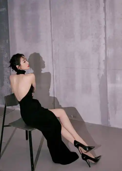 有一种尊严叫宋茜,穿着中式旗袍秀出婀娜多姿的身材,美丽又奢华!