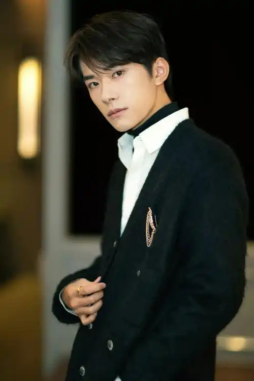 穿着西装的他变得成熟了很多,举手投足之间都散发着吸引人的魅力