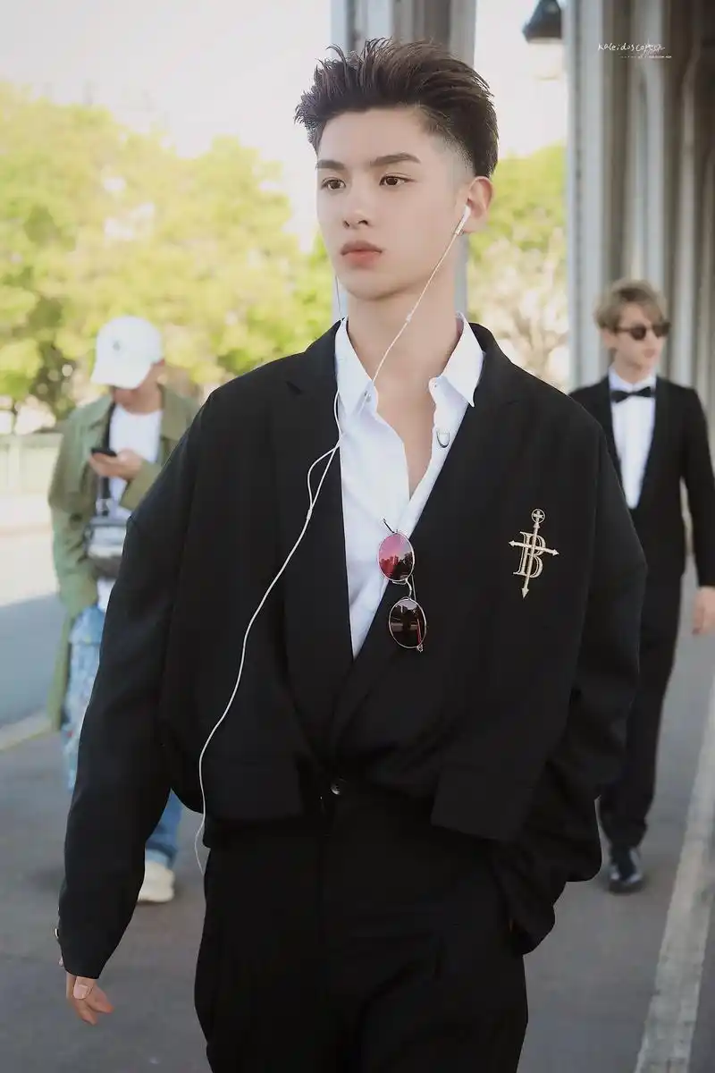 今日分享漂亮贵族小王子justin黄明昊巴黎街拍大片公开