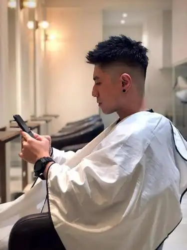 细碎短发搭配飞机头,让浏海不再挡住浏海,清爽加倍又显五官立体度细碎