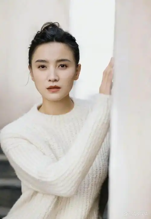 身穿白色衬衫配黑色长裤的宋佳,身材纤细高挑,留着利落短发,十分干练