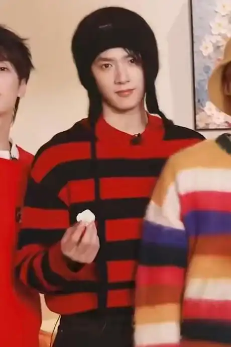 我孩子每张合照里都赢了…又萌又帅的#和刘耀文一起拥抱春天