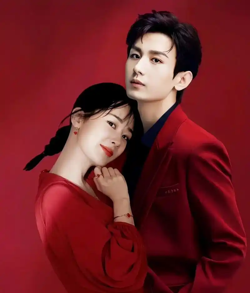 没想到杨紫和成山伊和一组这样美丽的婚纱照,浪漫和温暖,真的不能挑