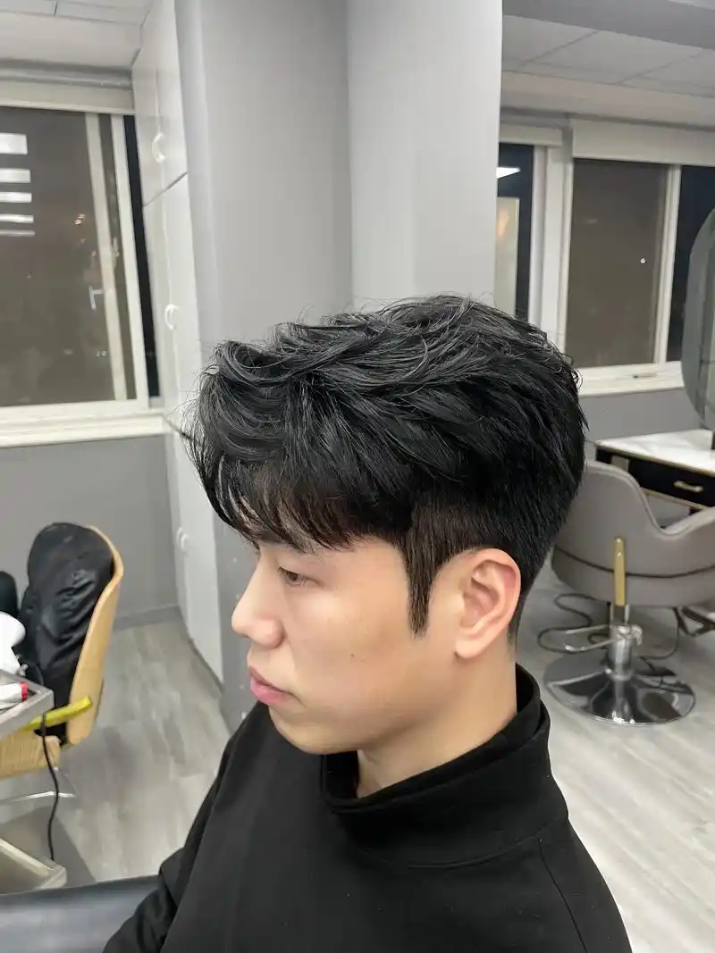 男士港风二八侧分发型