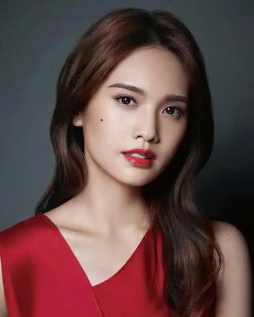 38岁杨丞琳羊毛卷温柔治愈,搭配简约穿搭又甜又飒,李荣浩有福气