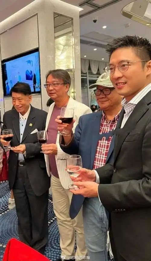 郭晶晶的公公和小叔子参加寿宴,霍启山换新发型,干练又帅气