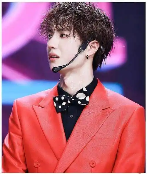 王一博为何从不穿红色西装?看到效果后,网友:现实版蓝二哥哥?