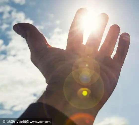 手伸向阳光,阳光透过指缝
