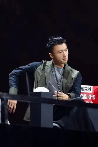 谢霆锋潮流造型,丸子头 西装,男人味十足!40岁变身潮男