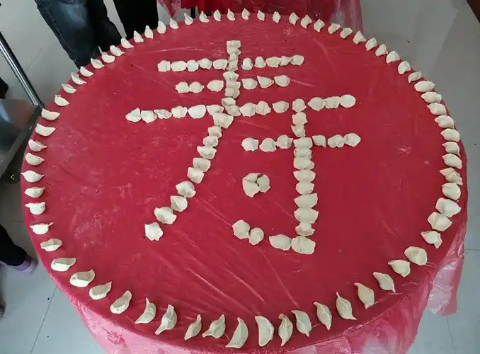 用饺子摆成的"寿"字图案 图片来源:河南日报客户端102岁的郭桂兰,94岁