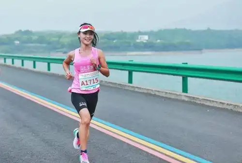 2021湖北长江马拉松冠军殷晓雨差点中途弃赛坚持到最后很幸运