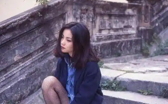 王菲早期写真火了,穿丝袜坐在石阶上摆拍,造型洋气氛围感十足_发型