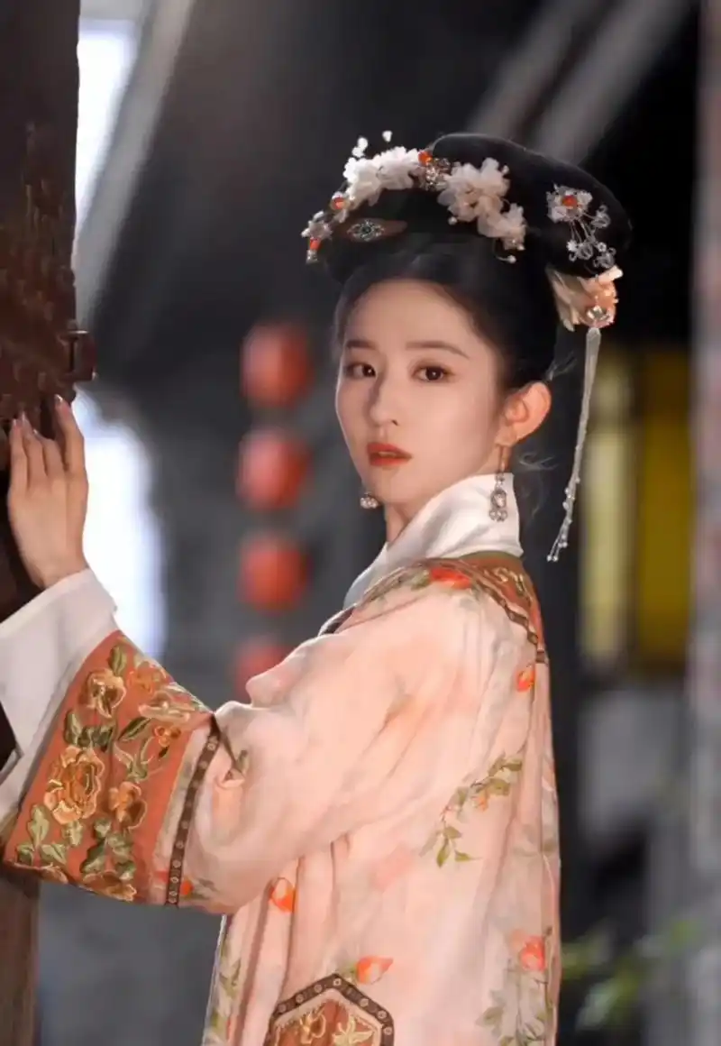 刘亦菲好像从来没演过清宫剧,刘亦菲下次可以挑战下清宫剧,清宫造型真