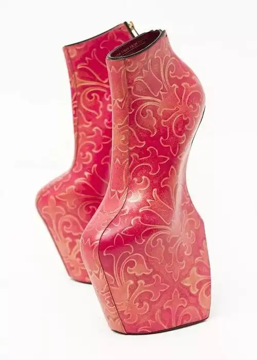 今年日本最有奇葩的凉鞋,长这样卖2600元长还有人排队买?