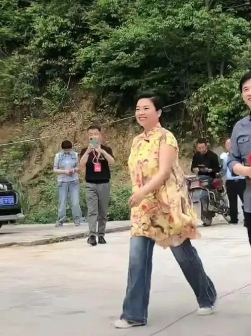 张也回村被拍,脸盘子大水桶身材,一股姨味反倒真实接地气!