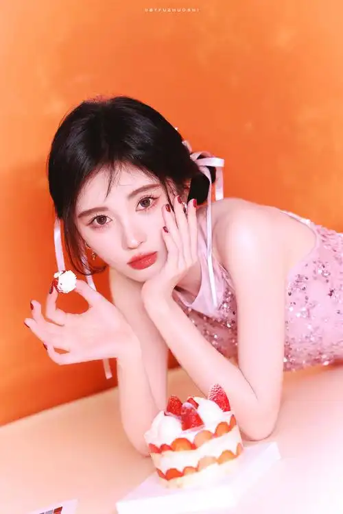 鞠婧祎粉色亮片纱裙