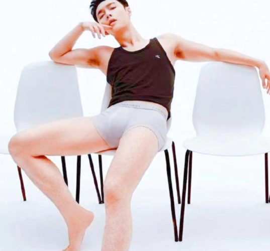 张艺兴开始"油"了?广告牌对着顾客迎面顶胯,女生看着太尴尬