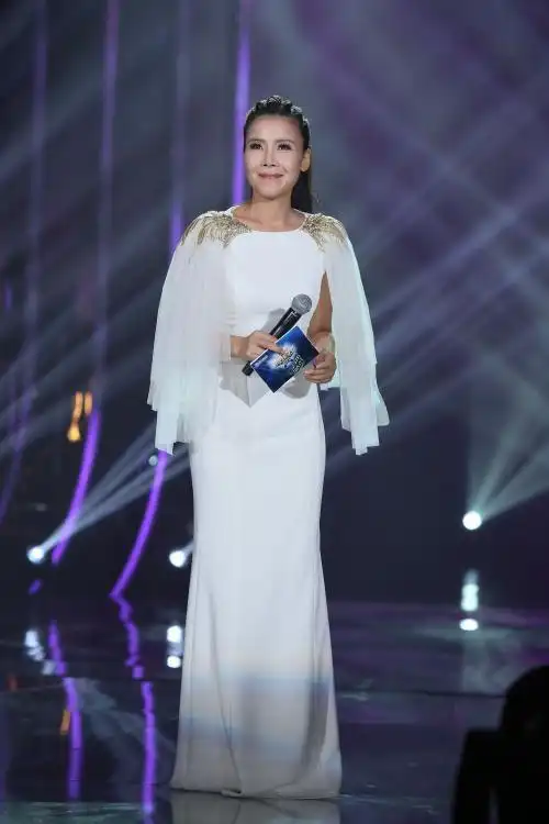 歌手田震真能装啊剪个齐肩短发染成红色活的像个年轻人