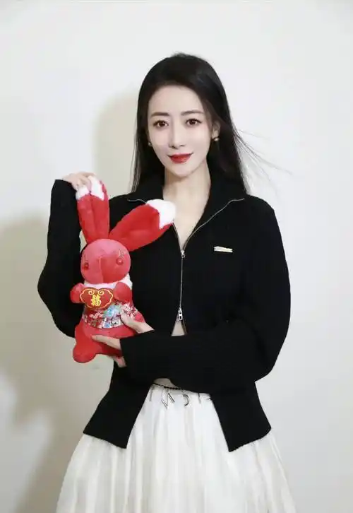 女星陈紫函时尚写真:风韵犹存,时尚优雅