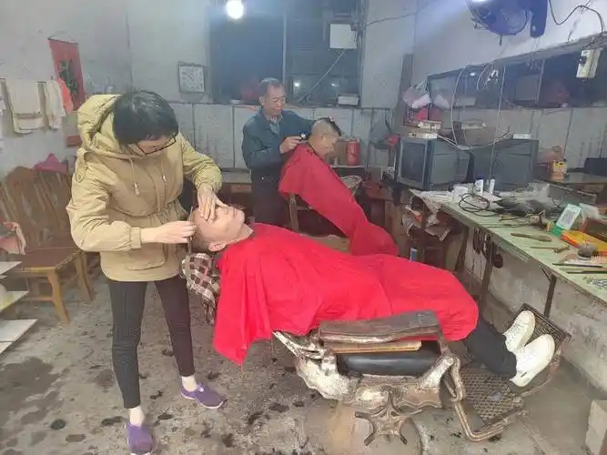 走进一家理发店,邂逅一段旧时光