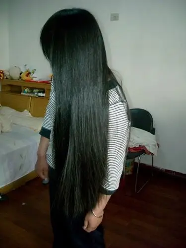 姑娘自己在家剪下50公分头发