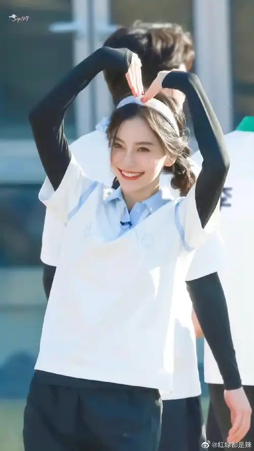 组图:杨颖《跑男》饭拍路透曝光 扎双丸子头对镜比心甜美十足