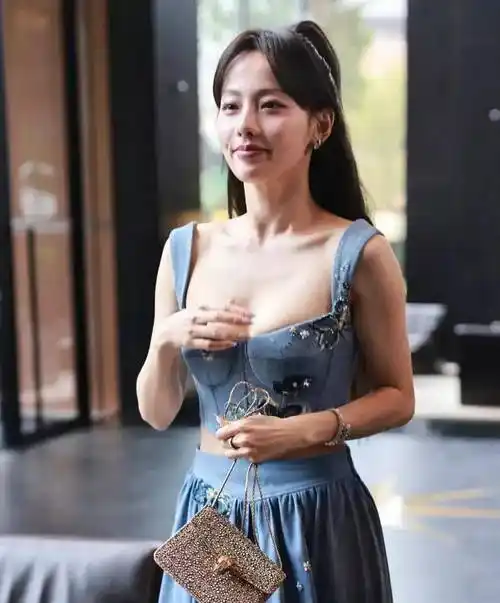 张嘉倪近照状态差,妆容老气显憔悴,皮肤黝黑,买超曾嫌她黑矮小_婚姻