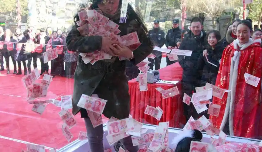杭州景区给游客派发年终奖 百万大钞满天飞