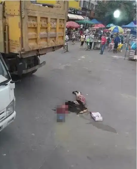 惨烈!低头族小心 姑娘走路打手机遭拖土车碾压