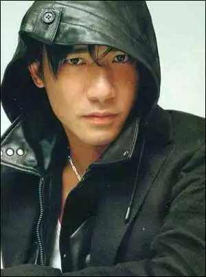 九十年代,梁朝伟在娱乐圈是出来名的大帅哥,演技也是杠杠的,特比是那